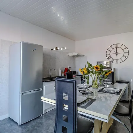 1 Bedroom Stunning In * Médis