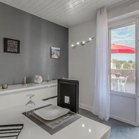 1 Bedroom Stunning In * Médis