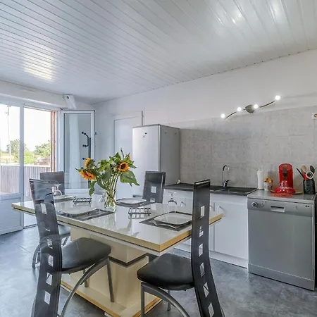 1 Bedroom Stunning In * Médis