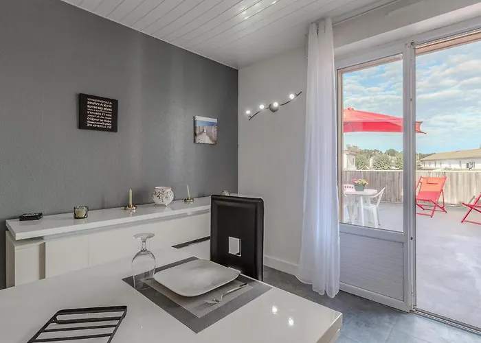 1 Bedroom Stunning In * Médis